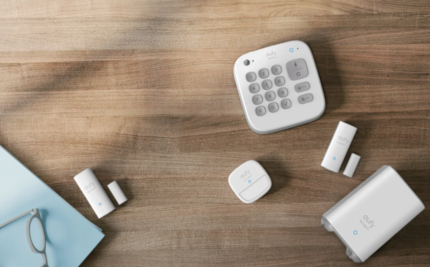 eufy Security -hälytysjärjestelmän komponentit asennettuina kotiin – HomeBase 2, näppäimistö ja anturit