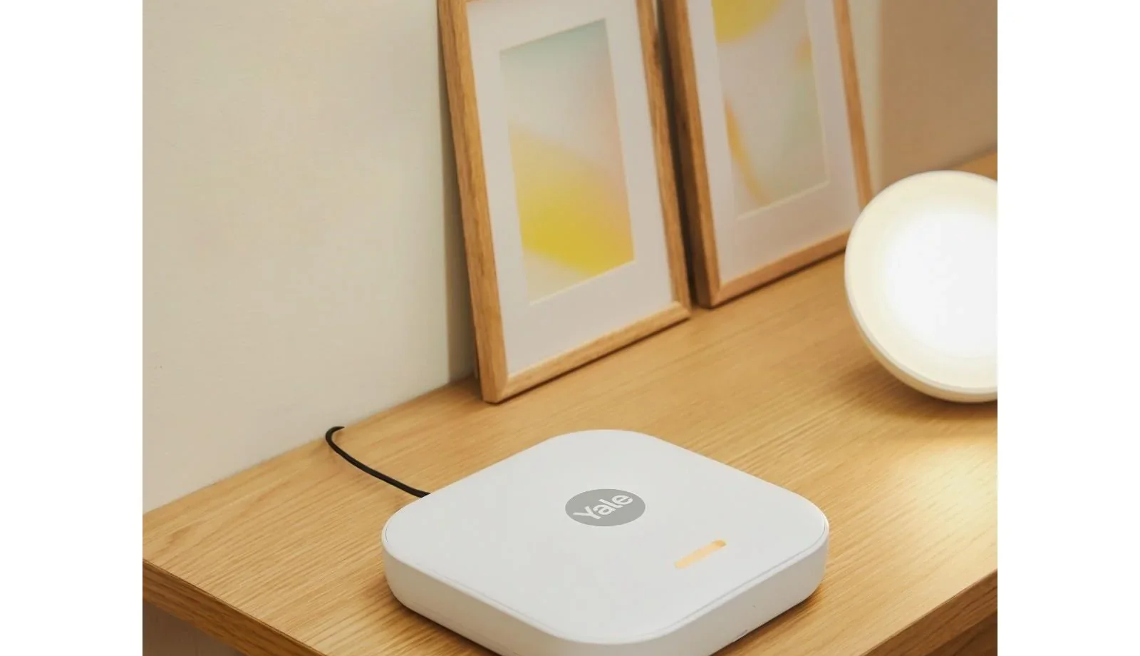 Yale Sync-hub asennettuna kodin seinälle – Yale Smart Alarm -hälytysjärjestelmän keskusyksikkö